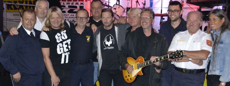 Gruppenfoto mit Band