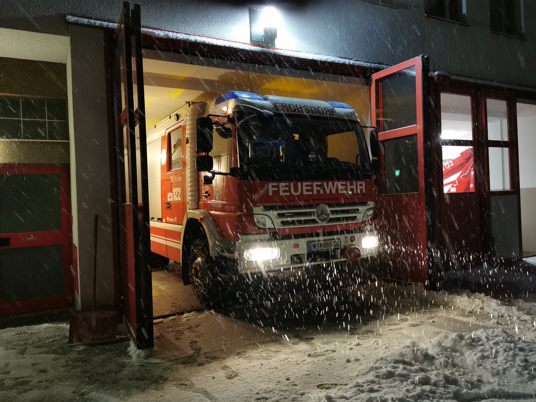 Schneeketten legen und Verkehrsunfall