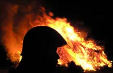 Osterfeuer mit Helm